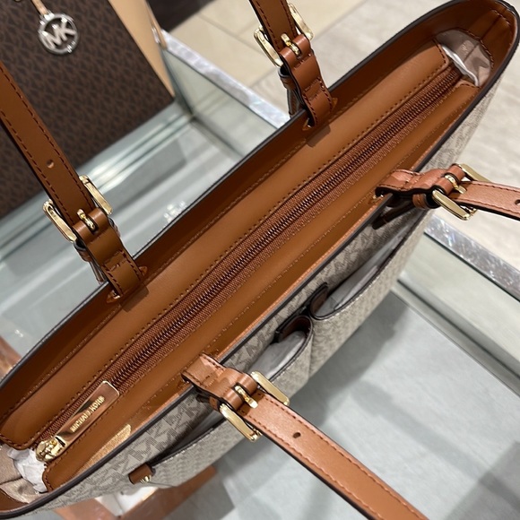 MICHAEL KORS JET SET TRAVEL MEDIUM DOUBLE POCKET TOTE 
VANILLA SIGNATURE NWT - Picture 13 of 16